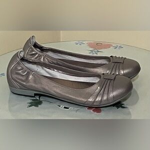 Women’s Blondo Bronze Leather Flats Size 8 W